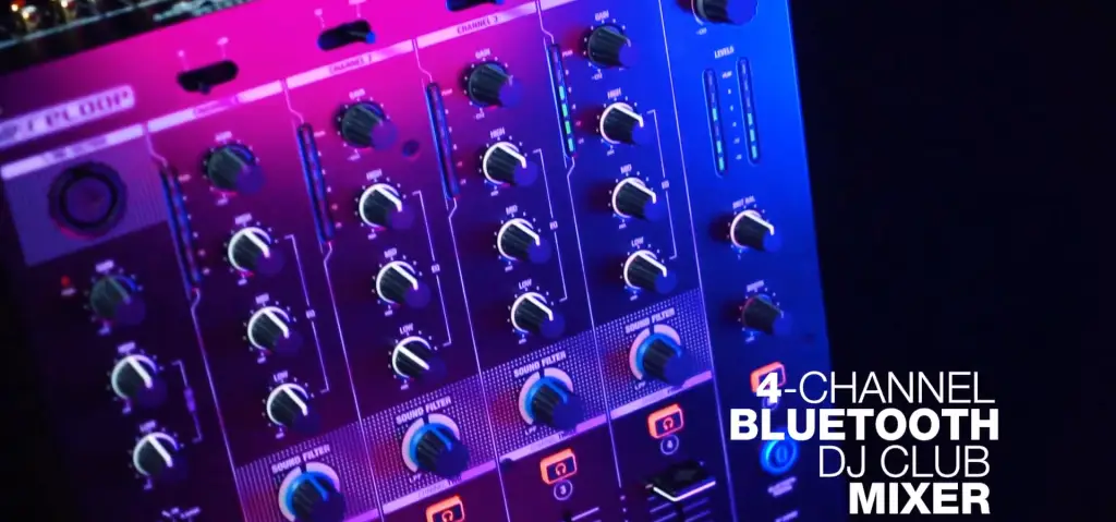 cuatro canales en la mesa Reloop RMX 44 BT